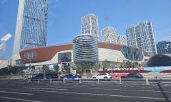 Featured image of post 我一直觉得济南的万象城怎么看都像一个机器人，像一个戴着面罩的机器人，两侧还有飞起
